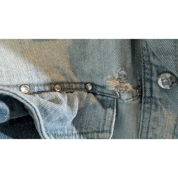 Women’s Light Wash Distressed Studded Denim Jean Jacket Size M Medium - Picture 3 of 4